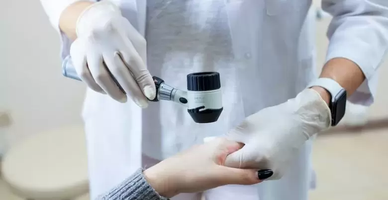 Patient mit Warzen, der sich einer diagnostischen Untersuchung durch einen Dermatologen unterzieht